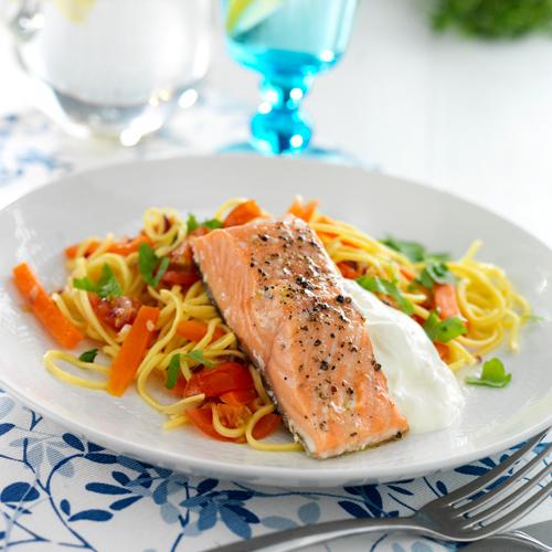 Lax med pasta och fetaostsås