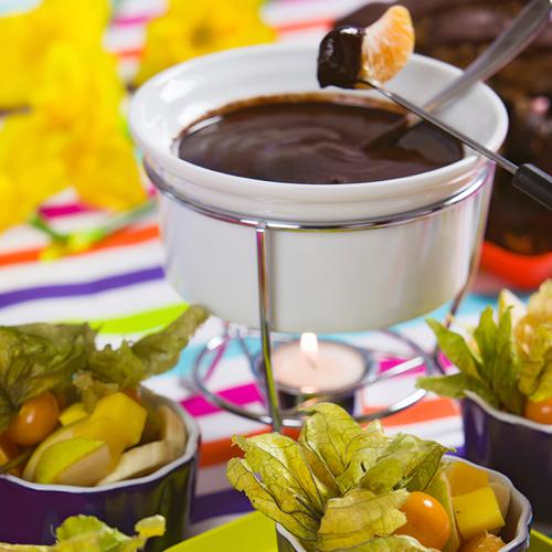 Chokladfondue med frukt och bär