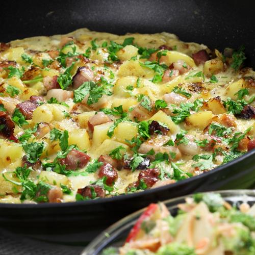 Bondomelett med krämig råkostsallad