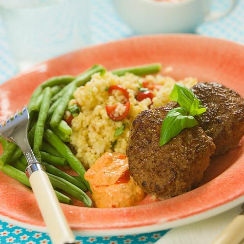 Köttfärsbiffar med ajvarsås och bulgur