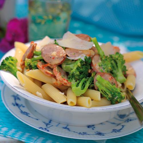 Broccolipasta med kryddig korv