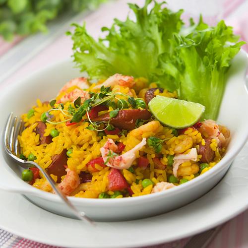 Paella med kryddig korv, räkor och kräftstjärtar