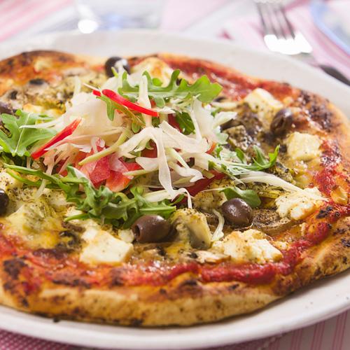 Vegopizza med vitkålssallad