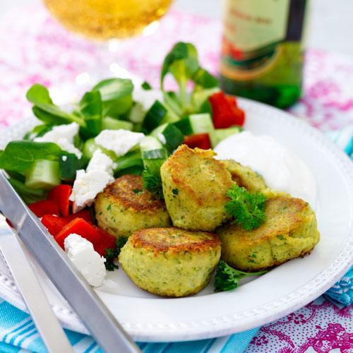 Falafelbullar och fetaostsallad