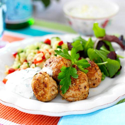 Kycklingbullar med örtyoghurt