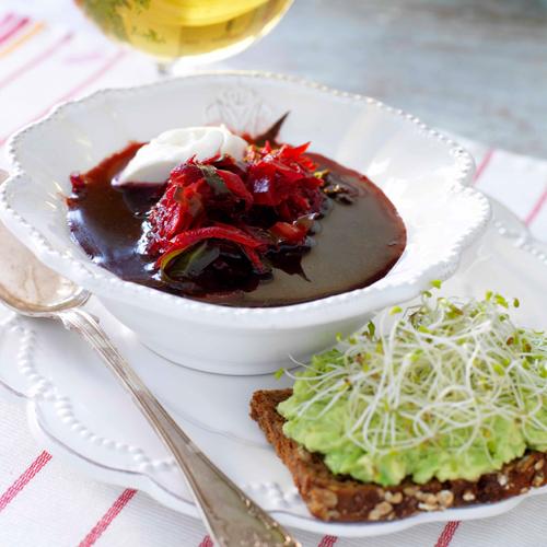 Rödbetssoppa med crème fraîche och grovt bröd