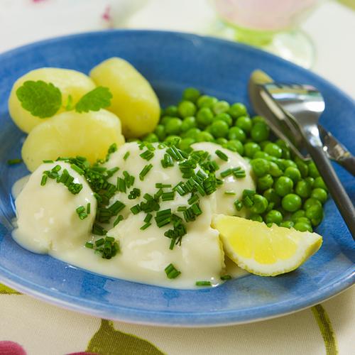 Fiskqueneller med gräslökssås