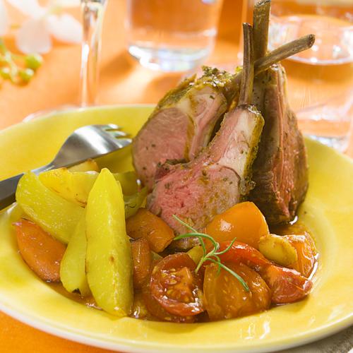 Örtkryddade lammracks med tomatconcassé