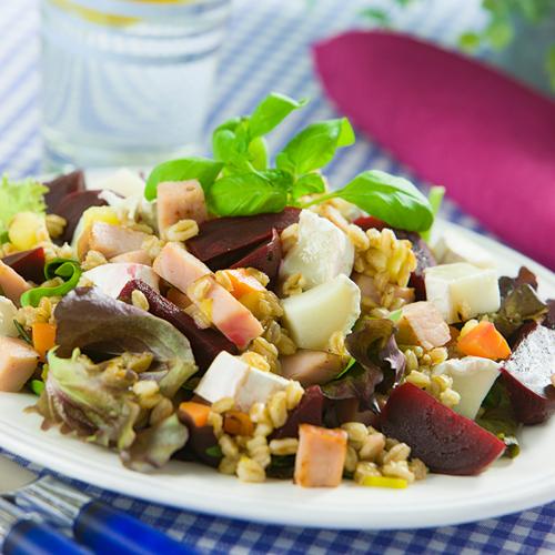 Varm kasslersallad med matvete, rödbetor och chèvre