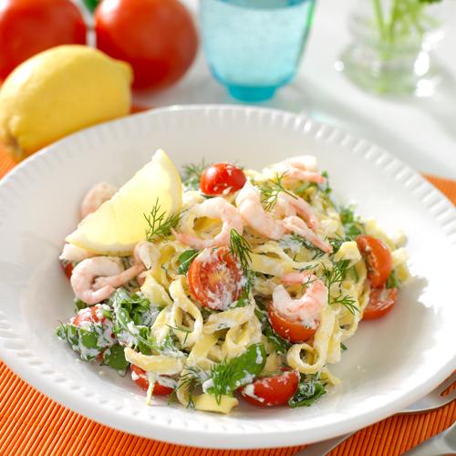 Pasta med tomat och räkor