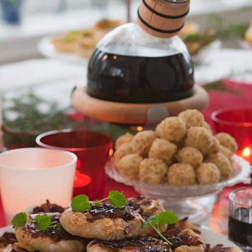 Ostbollar med valnöts- och pepparkakssmul