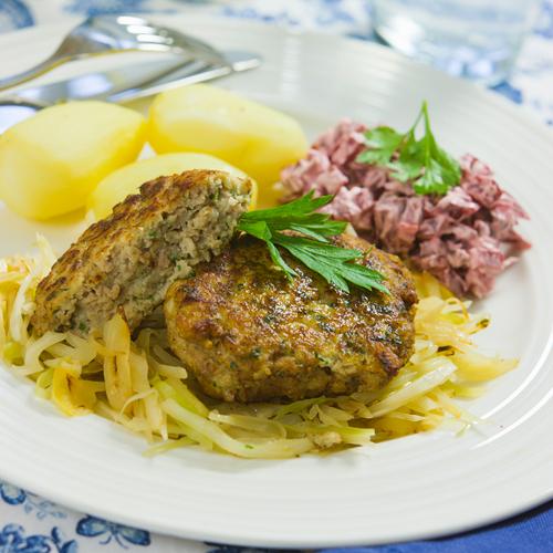 Lammfärsbiffar med vitkålsfräs och rödbetsröra