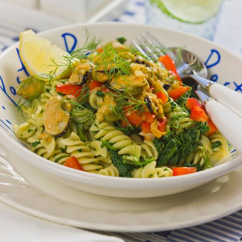 Vitlöksfrästa musslor med spenatsvängd pasta
