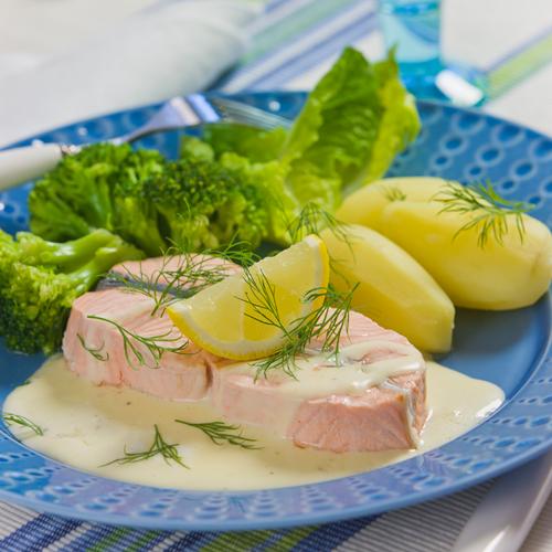 Pocherad laxfjäril med citronsås