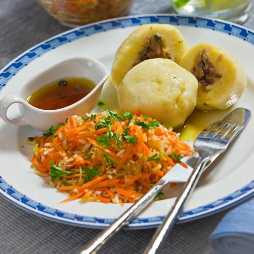Kroppkakor fyllda med äppel- och svampfyllning med äppelsirap