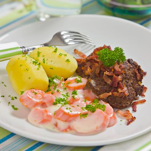 Mild leverbiff med baconkrisp och stuvade morötter