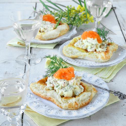 Smördegspuffar med ägg- och räksallad