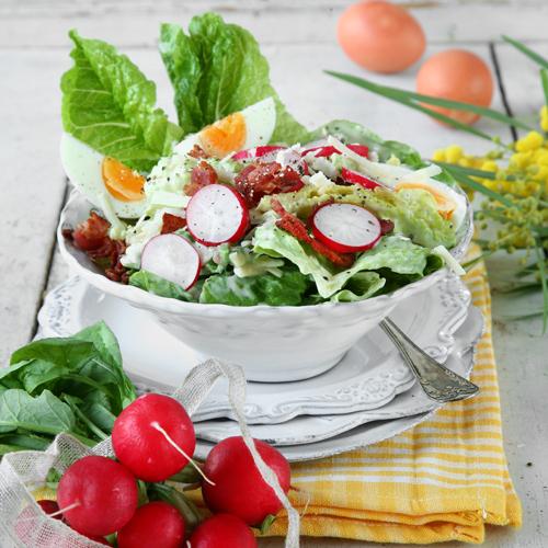 Caesarsallad med ägg och bacon