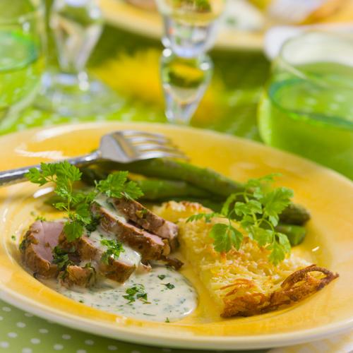 Helstekt fläskfilé med örtsås och potatiskaka