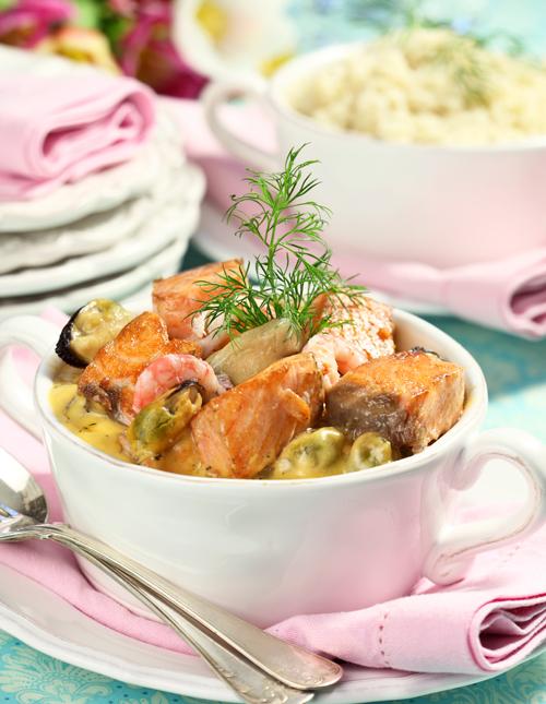 Laxfrikassé med musslor och räkor