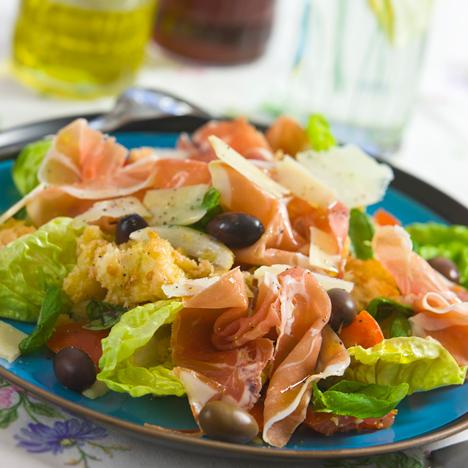 Italiensk brödsallad med lufttorkad skinka