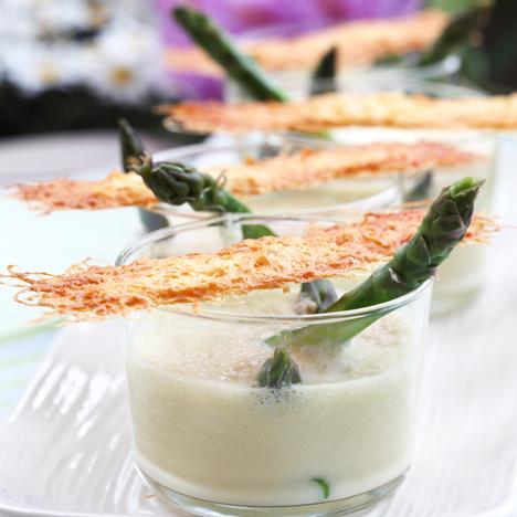 Grön sparrissoppa med parmesanflarn