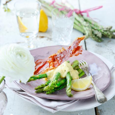 Sparris med citronzabaione och parmachips