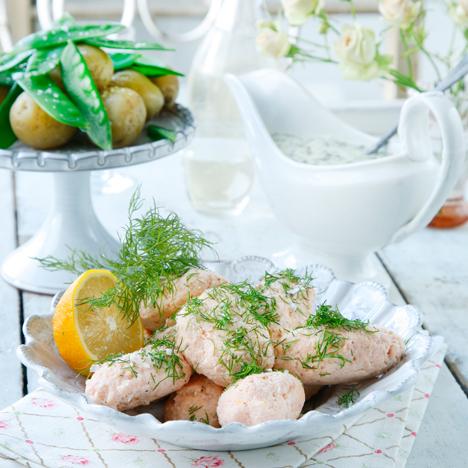 Laxqueneller med spenatsås