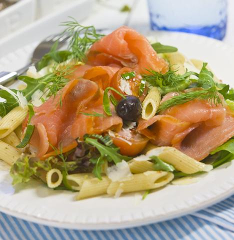 Pastasallad med rökt lax