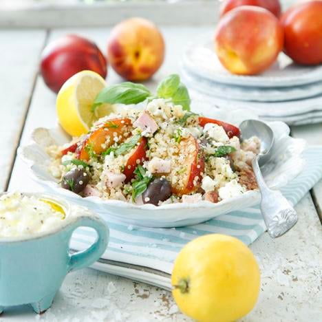 Örtig quinoasallad med kassler och vitlöksyoghurt