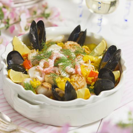 Spansk paella på sommarvis