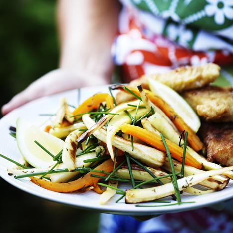 Varm sallad med sommarrötter och panerad fisk