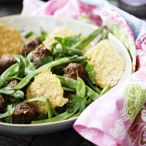 Skärbönor med tomat och köttbullar