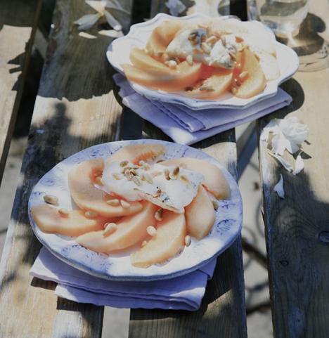Meloncarpaccio med gorgonzola och pinjenötter