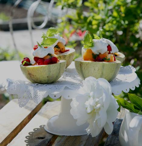 Melonskålar med hallon och vaniljgrädde