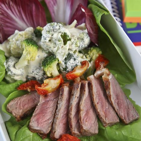 Biff- och broccolisallad