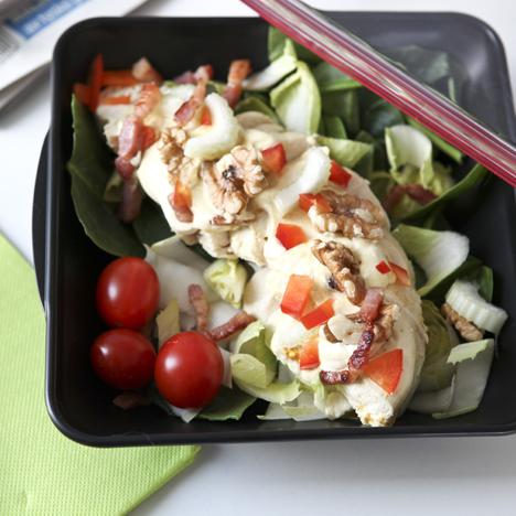 Caesarsallad med bacon och valnötter