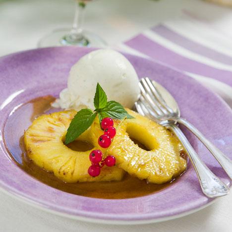 Flamberad ananas med glass