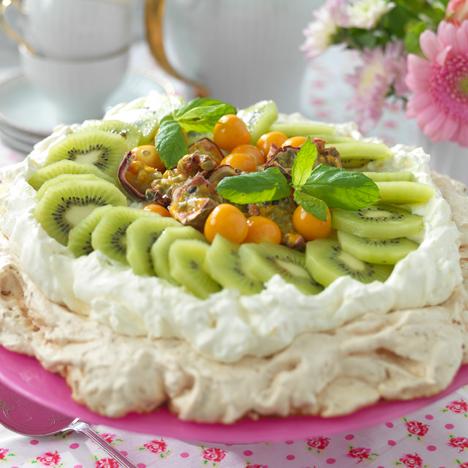 Kokospavlova med kiwi och passionsfrukt