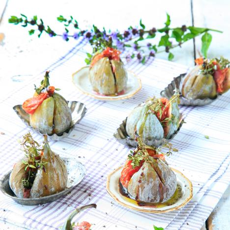 Ugnsbakade fikon med salami och balsamicodressing