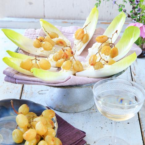 Endive med getost och ugnsbakade druvor