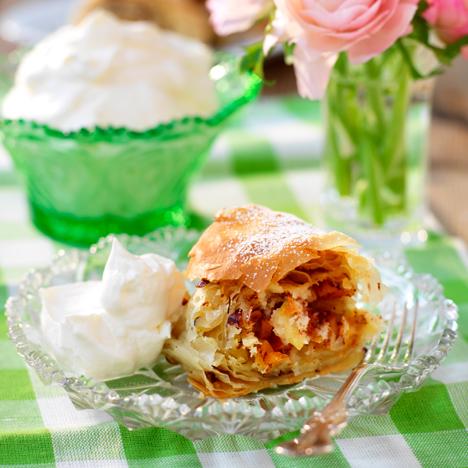 Filodegsstrudel med frukt och nötter