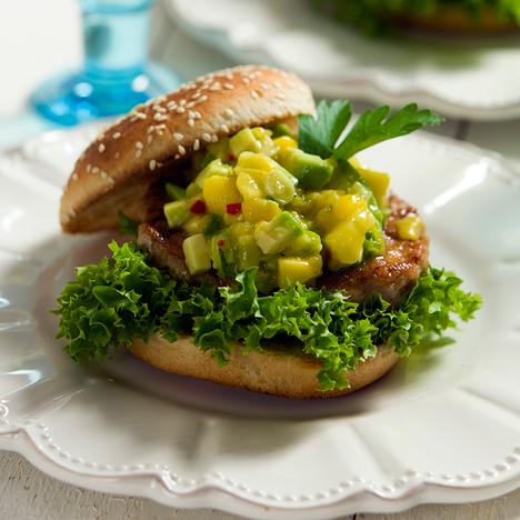 Kycklingburgare  med avokado- och mangosalsa