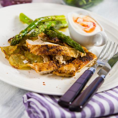 Kycklingfilé med gratinerad potatis och chiliyoghurt