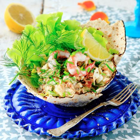 Laxsallad i tunnbrödskorg