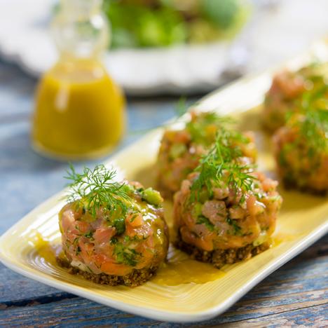Festlig laxtartar  med pepparrotsdressing