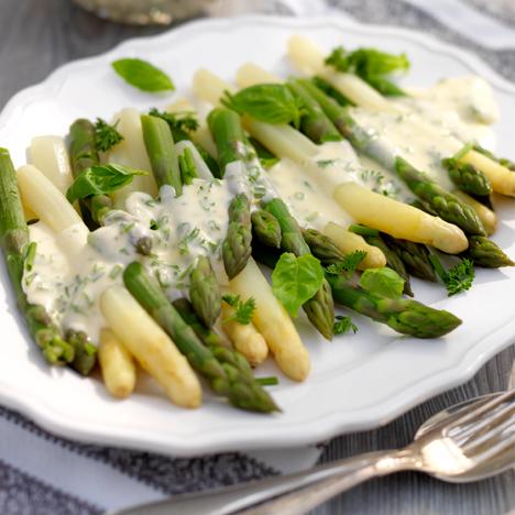 Sparris med örtig moussilinsås