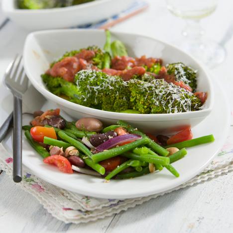 Parmesangratinerad broccoli med bönsallad