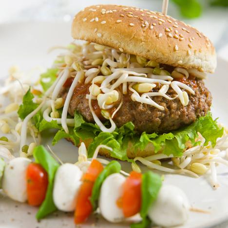 Hamburgare med Capresesallad på spett