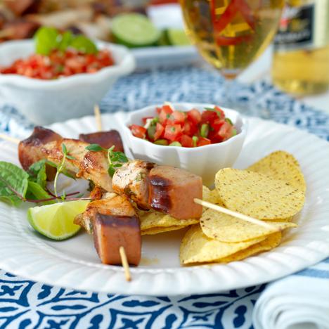 Korv- och kycklingspett med tomatsalsa